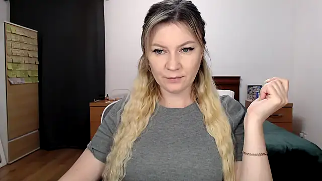 Snapshot of ParadiseAlina chatting on 10.16.25 ParadiseAlina online show from 10.16.25