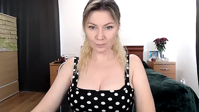 Snapshot of ParadiseAlina chatting on 11.17.25 ParadiseAlina online show from 11.17.25