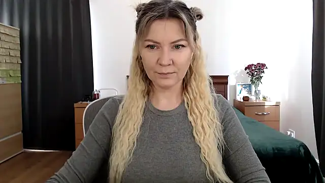 Snapshot of ParadiseAlina chatting on 11.21.25 ParadiseAlina online show from 11.21.25