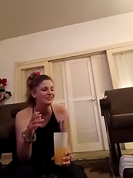 Snapshot of Marizoka chatting on 12.05.25 Marizoka online show from 12.05.25