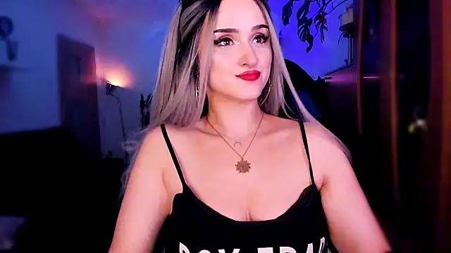 Snapshot of MistressJolie chatting on 12.22.24 MistressJolie online show from 12.22.24