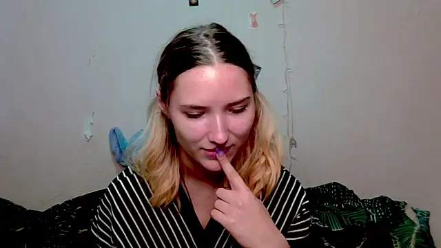 Snapshot of _kikiclark__ chatting on 10.15.25 kikiclark online show from 10.15.25