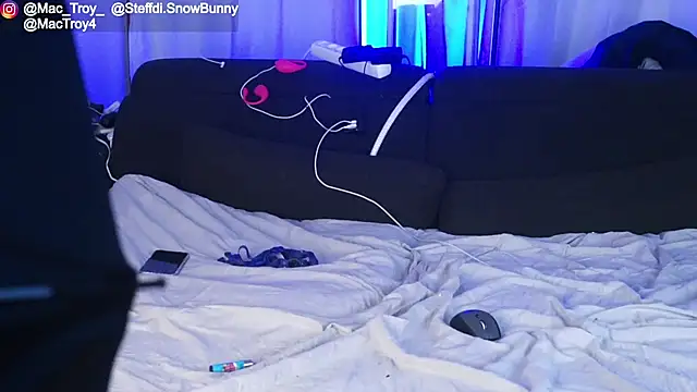 Steffi Snowbunny online show from 10.25.25