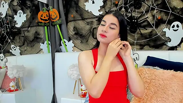 Snapshot of MiaDunoff chatting on 10.29.25 MiaDunoff online show from 10.29.25