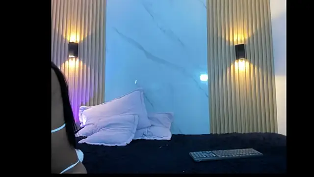 Valentinaliux  online show from 10.14.25