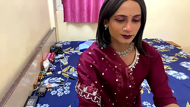 LuvLayla online show from 11.04.25