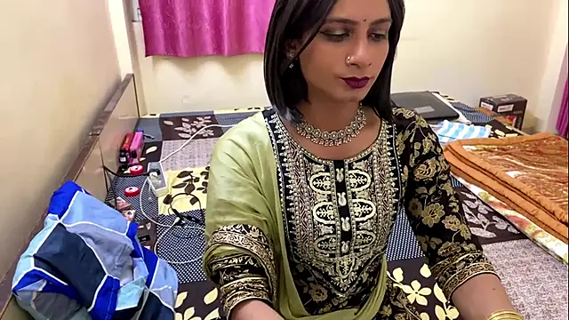 LuvLayla online show from 11.11.25