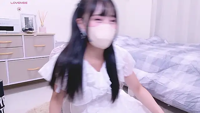 Snapshot of YURi_luv chatting on 09.19.25 YURi luv online show from 09.19.25