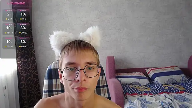 Snapshot of glasses_cat chatting on 09.10.25 glasses cat online show from 09.10.25