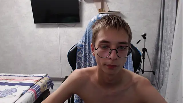 glasses cat online show from 08.01.26
