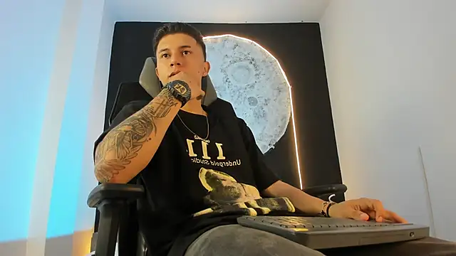 liaamsmiith  online show from 11.01.25