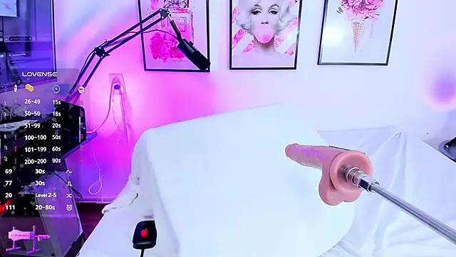 Snapshot of little_ivonne chatting on 11.11.25 little ivonne online show from 11.11.25