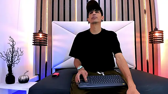 Snapshot of Franvill_Trato chatting on 10.22.25 Franvill Trato online show from 10.22.25