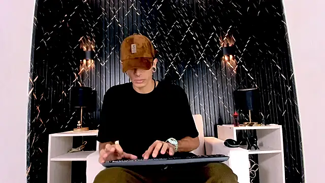 Snapshot of Franvill_Trato chatting on 11.19.25 Franvill Trato online show from 11.19.25