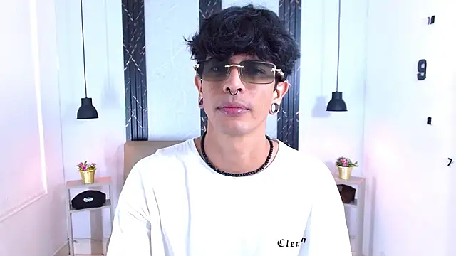 Snapshot of Franvill_Trato chatting on 11.21.25 Franvill Trato online show from 11.21.25