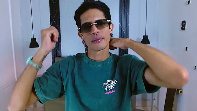 Snapshot of Franvill_Trato chatting on 11.22.25 Franvill Trato online show from 11.22.25