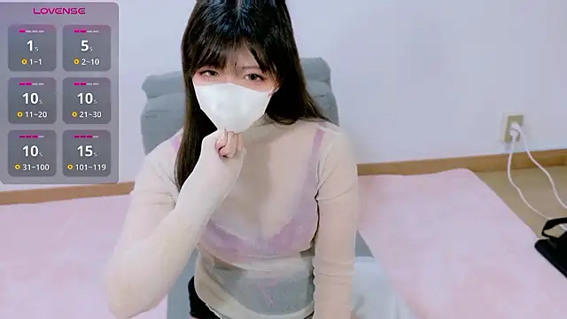 Snapshot of hinachuuu__D chatting on 11.19.25 hinachuuu D online show from 11.19.25