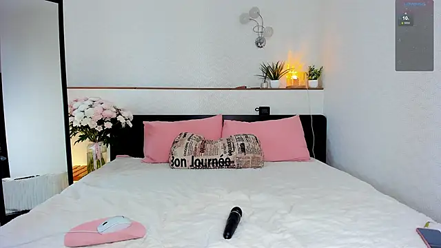 Snapshot of charlottacardi chatting on 10.24.25 charlottacardi online show from 10.24.25