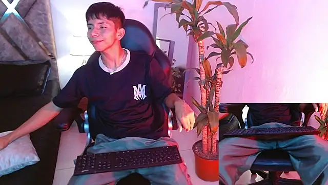 Snapshot of Hyunjin_Son chatting on 09.18.25 Hyunjin Son online show from 09.18.25