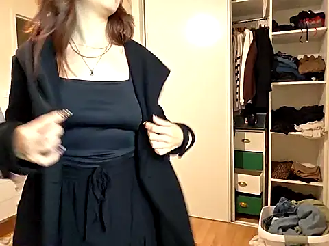 Snapshot of CornetDeGlace chatting on 09.23.25 CornetDeGlace online show from 09.23.25