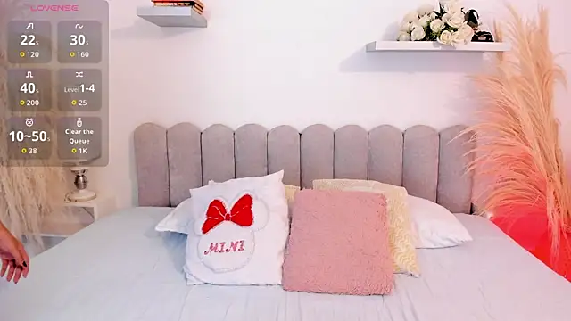 Snapshot of _Everly_ chatting on 10.02.25 Everly online show from 10.02.25