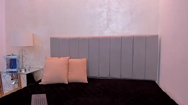 Snapshot of kendall_roous chatting on 09.10.25 kendall roous online show from 09.10.25