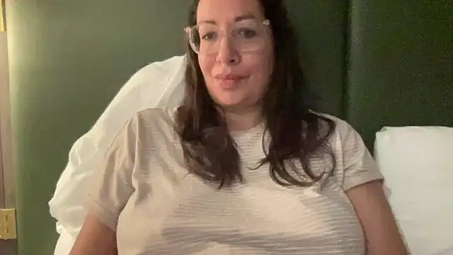 Snapshot of RosaFreya chatting on 06.17.26 RosaFreya online show from 06.17.26