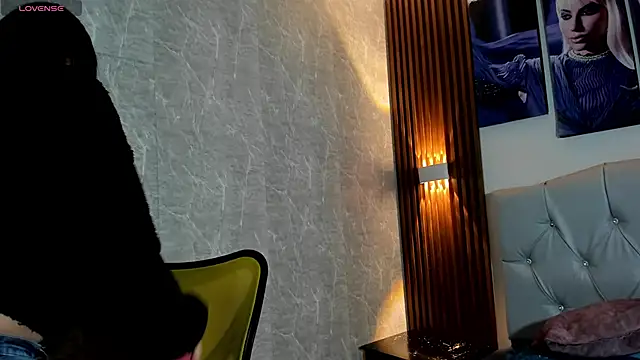 Sophi Thaylorr online show from 09.27.25