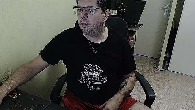 Snapshot of blueandwhite1 chatting on 12.20.24 blueandwhite1 online show from 12.20.24