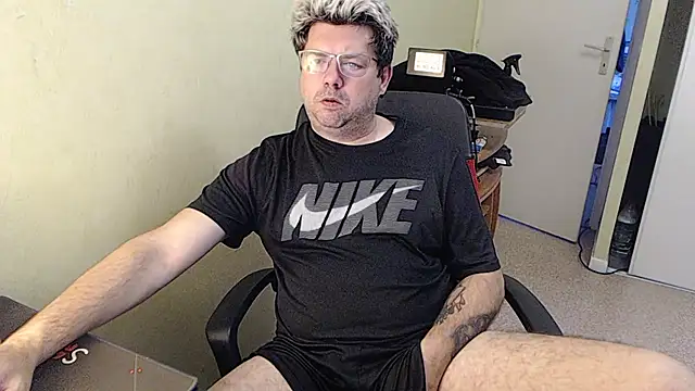 Snapshot of blueandwhite1 chatting on 01.11.25 blueandwhite1 online show from 01.11.25