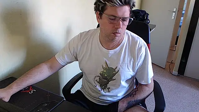 Snapshot of blueandwhite1 chatting on 01.15.25 blueandwhite1 online show from 01.15.25