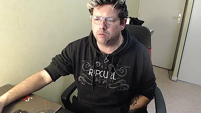 Snapshot of blueandwhite1 chatting on 01.25.25 blueandwhite1 online show from 01.25.25