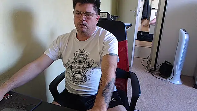 Snapshot of blueandwhite1 chatting on 10.18.25 blueandwhite1 online show from 10.18.25