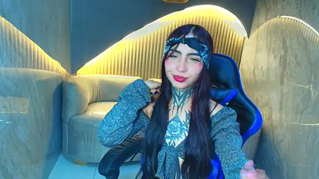 Snapshot of roux_r chatting on 12.03.25 roux r online show from 12.03.25