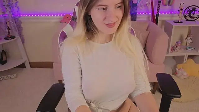 Snapshot of Sonia_Meow chatting on 10.14.25 Sonia Meow online show from 10.14.25