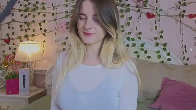 Snapshot of Sonia_Meow chatting on 11.17.25 Sonia Meow online show from 11.17.25