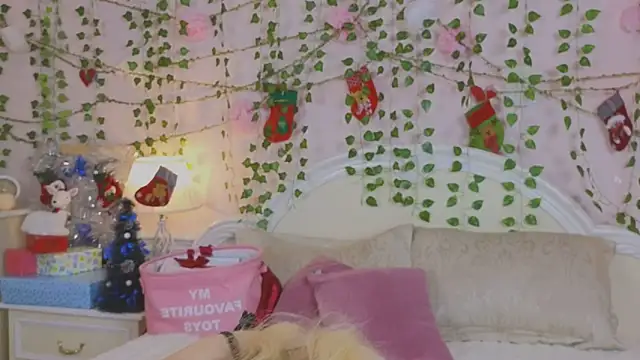 Snapshot of Sonia_Meow chatting on 12.21.25 Sonia Meow online show from 12.21.25