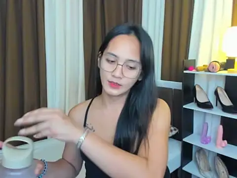 Snapshot of URHottestAngel chatting on 09.15.25 URHottestAngel online show from 09.15.25