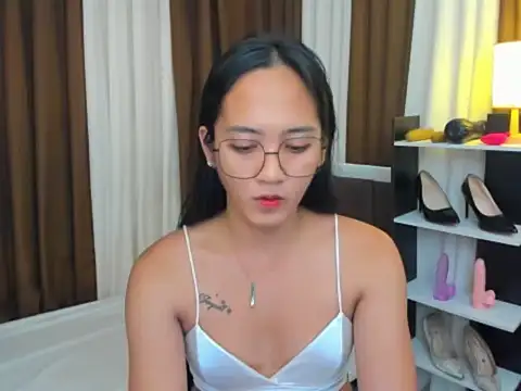 Snapshot of URHottestAngel chatting on 09.19.25 URHottestAngel online show from 09.19.25