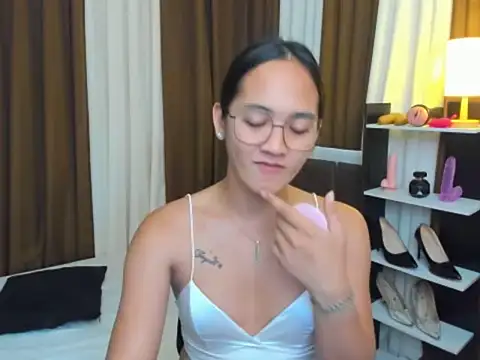 Snapshot of URHottestAngel chatting on 10.01.25 URHottestAngel online show from 10.01.25
