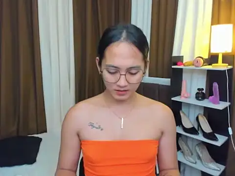 Snapshot of URHottestAngel chatting on 10.08.25 URHottestAngel online show from 10.08.25