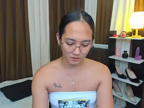 Snapshot of URHottestAngel chatting on 10.10.25 URHottestAngel online show from 10.10.25