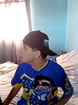 Snapshot of matiatr1112 chatting on 11.10.25 matiatr1112 online show from 11.10.25