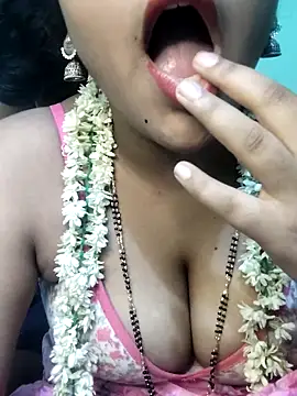 Snapshot of Shneeha_le chatting on 09.09.25 Shneeha le online show from 09.09.25