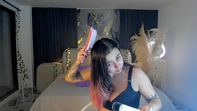 SarahCastro1  online show from 12.23.25