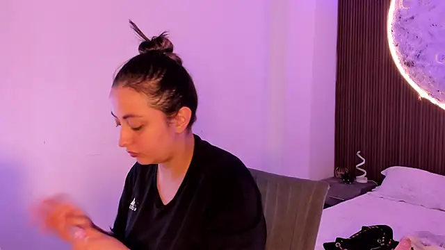 Snapshot of SarahCastro1_ chatting on 06.17.26 SarahCastro1 online show from 06.17.26