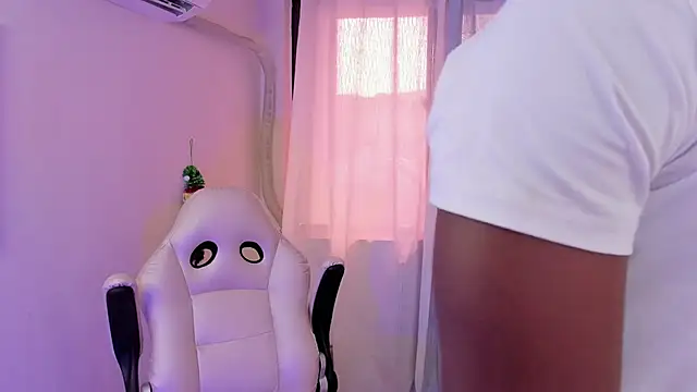 Snapshot of tau_montes chatting on 11.20.25 tau montes online show from 11.20.25