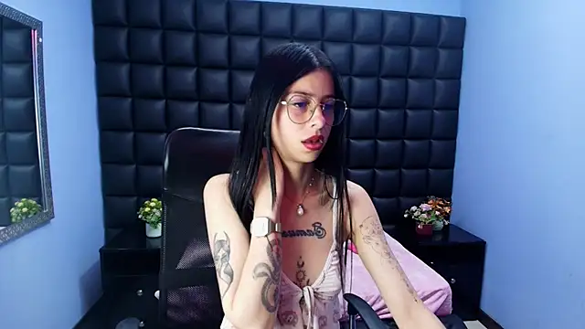 Snapshot of Dulce_Miaa_ chatting on 11.29.25 Dulce Miaa online show from 11.29.25