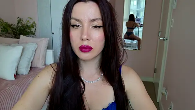 Snapshot of SirenSwitch chatting on 09.19.25 SirenSwitch online show from 09.19.25