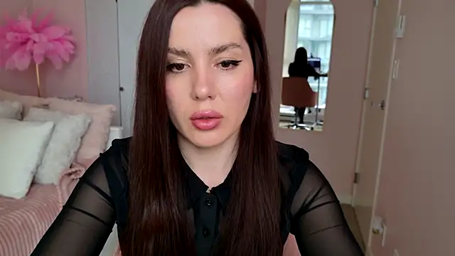 Snapshot of SirenSwitch chatting on 10.16.25 SirenSwitch online show from 10.16.25